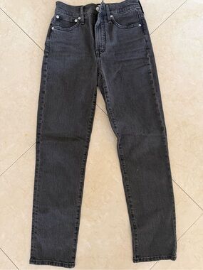 High-Rise Slim Black washed Jeans